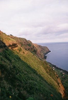 PIONIRA Portugal cliffs