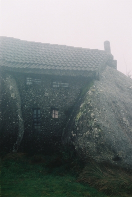 Casa do Penedo PIONIRA